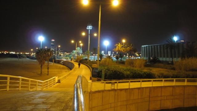 Imagen de un parque de la ciudad de Barcelona iluminado gracias al alumbrado público / IMESAPI