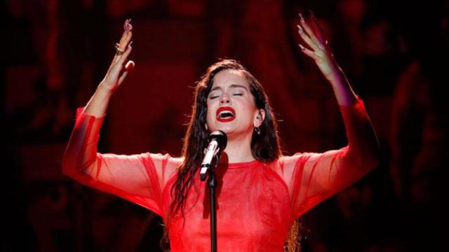 Rosalía durante su interpretación de 'Me quedo contigo' en la ceremonia de los Goya 2019 / EFE