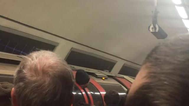 El hombre quedó atrapado con la cabeza fuera