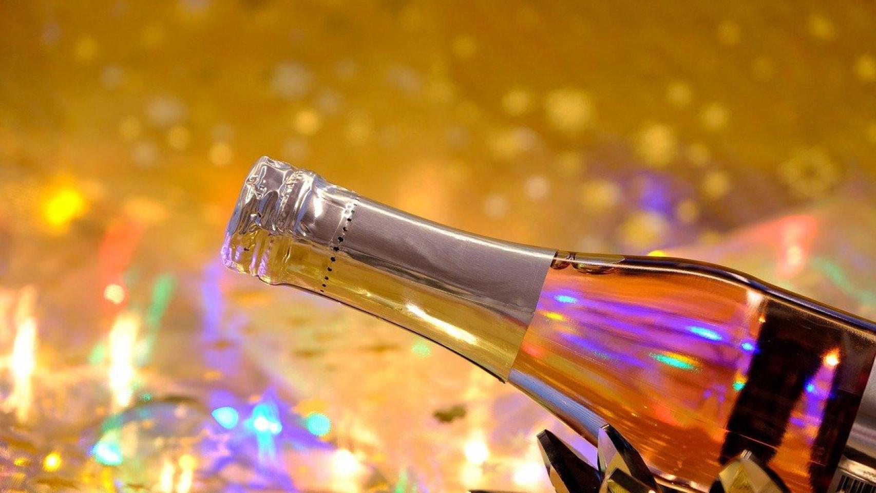 Una cena de Nochevieja con champán / PIXABAY