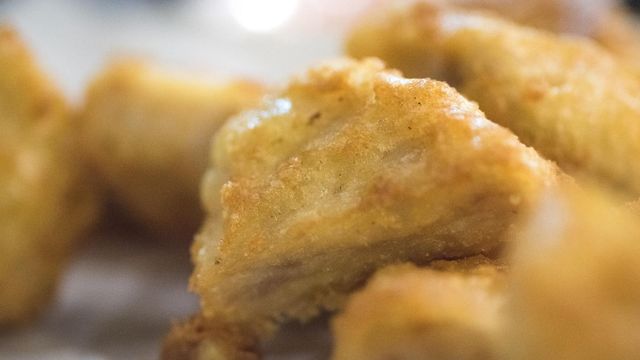 Fotografía de unos nuggets de pollo, como los que comió la chica vegana mientras estaba borracha por una broma de sus amigos / PIXABAY