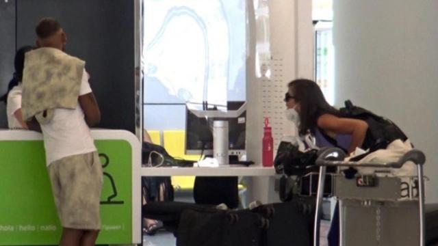 Anabel Pantoja y Yulen Pereira en el aeropuerto