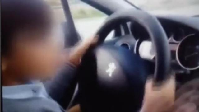 Una foto del menor conduciendo el vehículo
