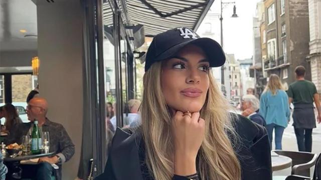 María Guardiola, tomando una copa de vino blanco en Londres / INSTAGRAM