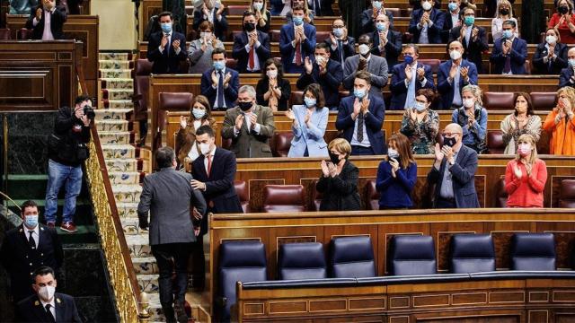 Diputados socialistas aplauden a Patxi López tras su intervención en el debate sobre las víctimas de ETA / ALEJANDRO MARTÍNEZ - EP