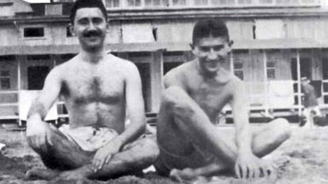Max Brod y Franz Kafka en la playa