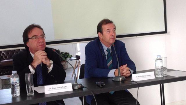 El presidente de la Asociación Española de Vacunología, Amós García Rojas (izquierda), y el escritor Javier Moro (derecha) / EP