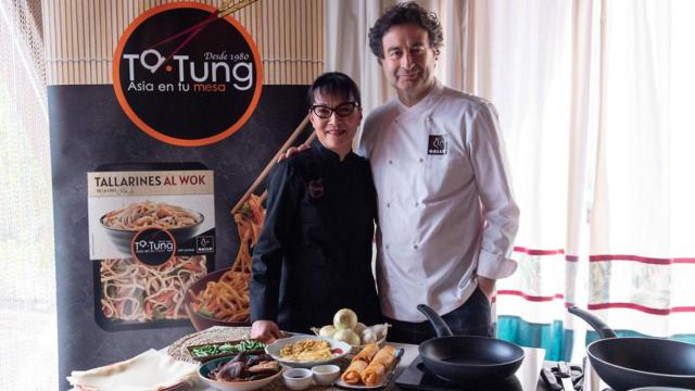 La chef camboyana Kav Ly y el cocinero español Pepe Rodríguez en la presentación de Ta-Tung, la nueva línea de productos orientales de Pastas Gallo / GRUPO GALLO