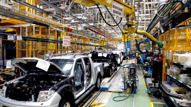 Una de las líneas de producción de Nissan en la factoría de la Zona Franca de Barcelona / EFE