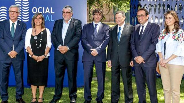 Carles Puigdemont (c), presidente de la Generalitat, junto a los 'consellers' de Territorio y Sostenibilidad, Josep Rull (2d), y Ramadería, Meritxell Serret (d), los alcaldes de Tarragona, Josep Félix Ballesteros (i), Hospitalet del Llobregat, Núria Marín