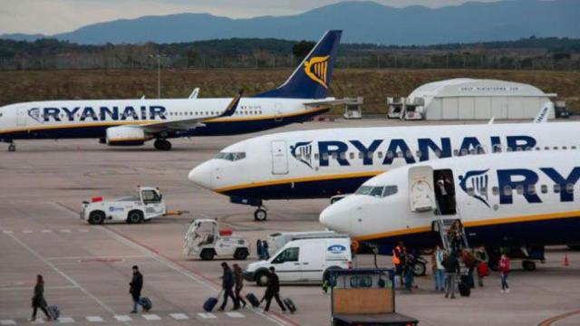Aeronaves de Ryanair estacionadas en la pista de aterrizaje / CG