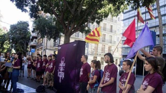 Miembros de Arran frente a una comisaría de los Mossos / EFE