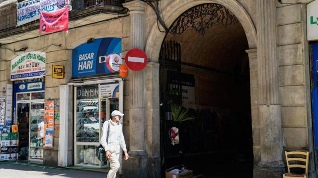 Imagen de la finca de la calle Hospital 99, comprada por el Ayuntamiento de Barcelona / Cedida