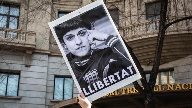 Un cartel reclama la libertad de Anna Gabriel  / EUROPA PRESS