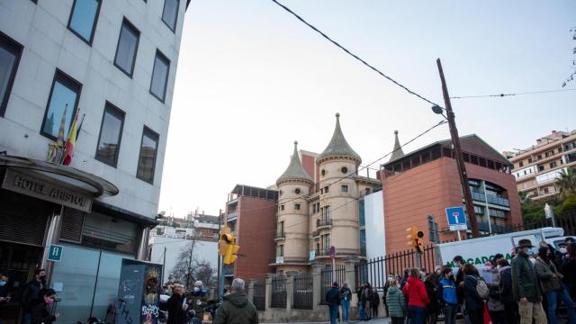 A la izquierda, el Hotel Aristol, donde el Ayuntamiento de Barcelona pondrá un albergue de sintecho toxicómanos; a la derecha, la escuela pública Mas Casanovas / CEDIDA