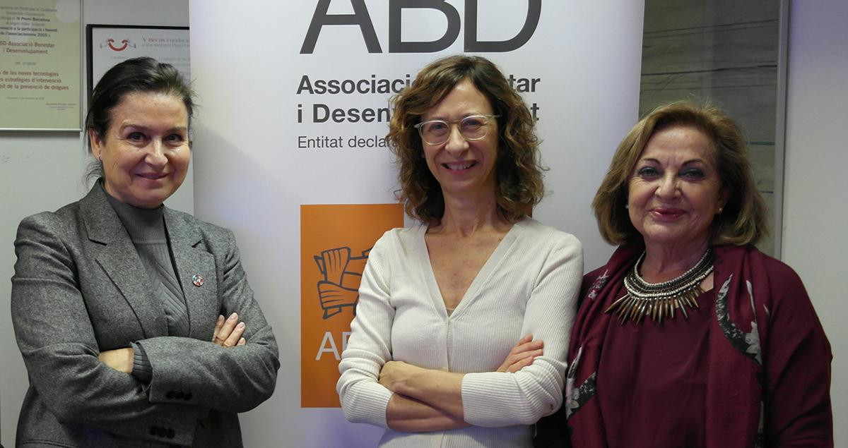 La directora general de la Autonomía Personal y la Discapacidad de la Generalitat, Aina Plaza (C), en una visita a la Asociación Bienestar y Desarrollo / ABD