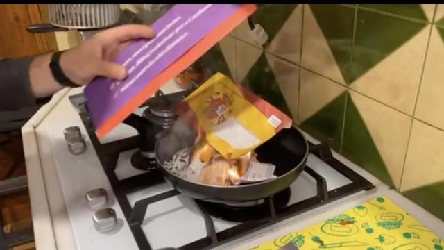 Un presentador de TV3 quema propaganda electoral / @enpeyu