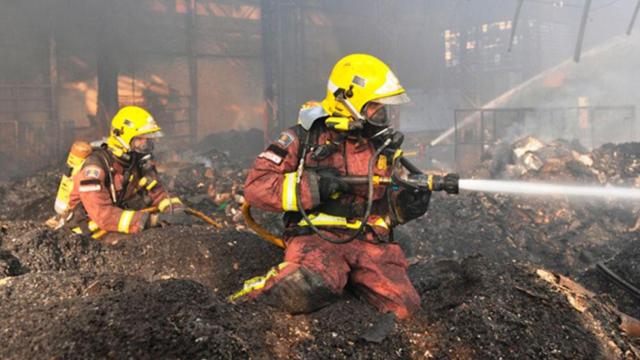 Dos agentes de los Bomberos de la Generalitat apagan un incendio / GENCAT