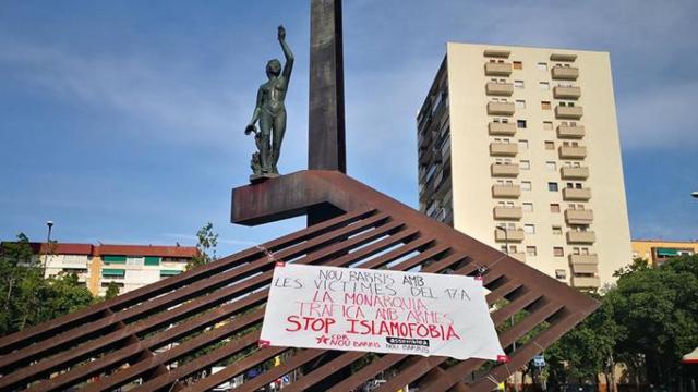 La pancarta contra el Rey que los CDR han colocado en Nou Barris (Barcelona) / TWITTER