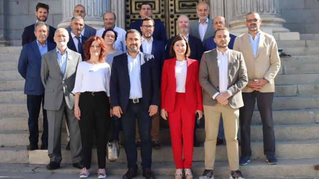 La diputada socialista Maribel García (la segunda por la izquierda), impulsora de una reforma del Código Penal para luchar contra los atropellos a ciclistas, acompañada de miembros del colectivo de ciclistas / TWITTER