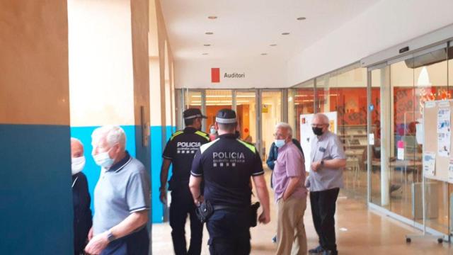 Imagen de los momentos de tensión ante la sede del distrito de Sant Andreu / TWITTER