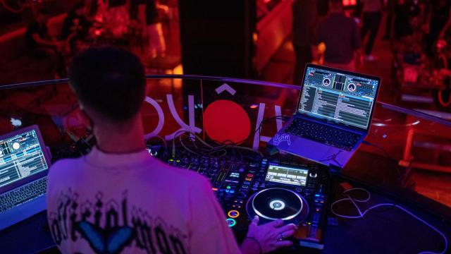 Grupos de jóvenes en las inmediaciones de un local de ocio nocturno / EUROPA PRESS