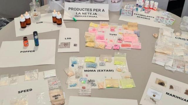 Las sustancias encontradas en un piso en Barcelona desde el que se distrubuían drogas y medicamentos sin receta / MOSSOS