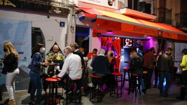 La terraza de un bar musical. El ocio nocturno seguirá cerrado tras la resolución del TSJC / EP
