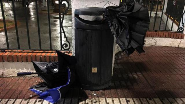 Paraguas destrozados tras el temporal en Andalucía / EFE