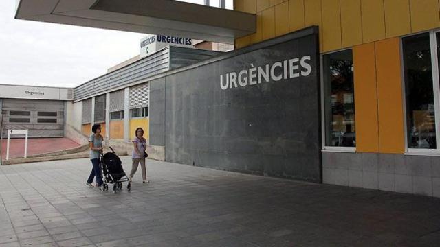 Pacientes en la entrada al área de Urgencias de la Corporación Sanitaria Parc Taulí de Sabadell (Barcelona) / CG