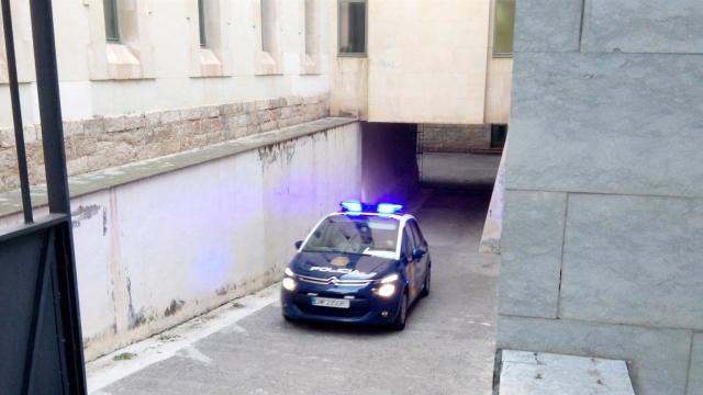 Imagen de la unidad policial que ha transportado al detenido de los juzgados a la cárcel / EUROPA PRESS