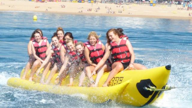 El corto carga contra los turistas que hacen lo de siempre en la Costa Brava