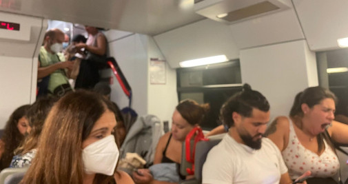 Vista interior del tren que ha pasado tras casi dos horas por la estación de Paseo de Gràcia / CG