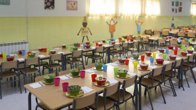 Un comedor escolar con las mesas preparadas / EP