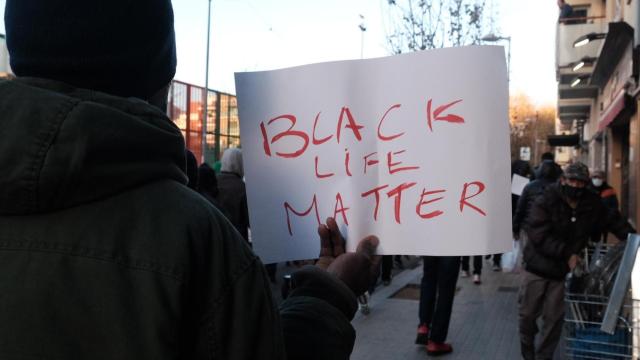 Manifestación ante el Ayuntamiento de Badalona tras el incendio en la nave industrial en el que murieron tres inmigrantes y decenas resultaron heridos / PABLO MIRANZO