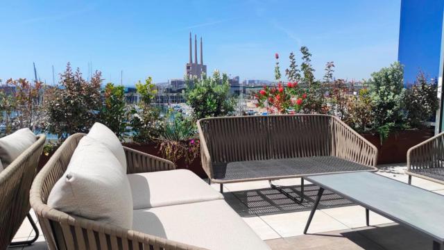 Imagen de una de las zonas de terraza del nuevo Hotel Marina Badalona / CG