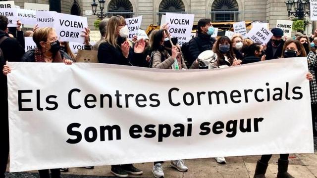 Concentración en plaza Sant Jaume para reclamar la reapertura de los centros comerciales / EUROPA PRESS