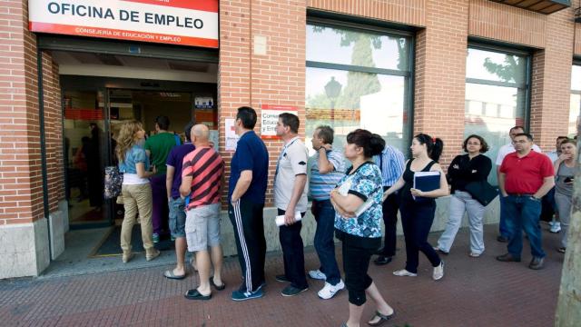 Cola ante una oficina de empleo / EFE