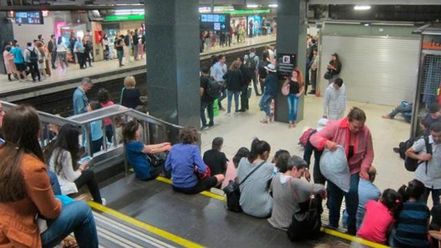 Pasajeros esperan en una estación del Metro de Barcelona afectada por la huelga / EP