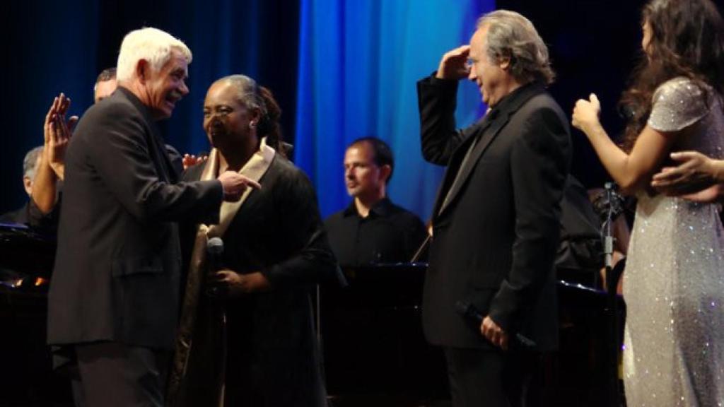Joan Manuel Serrat, saludando a Pasqual Maragall en el escenario del concierto