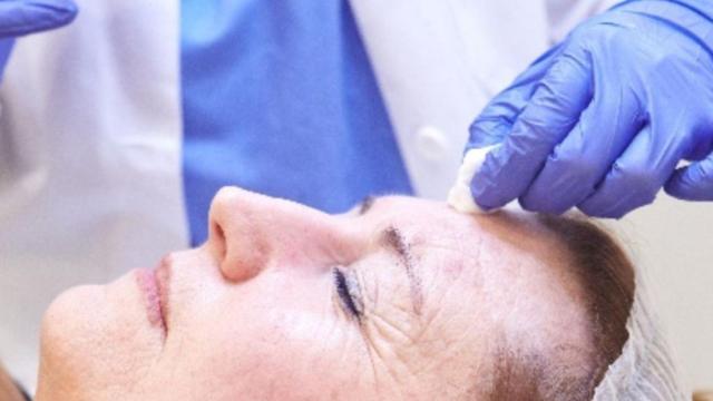 Imagen de archivo de una mujer realizándose un tratamiento cosmético / Grupostop