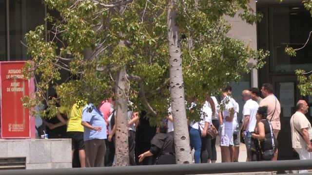 Familiares de los acusados de violar a dos niñas, a las puertas de la Ciutat de la Justícia de València /EFE