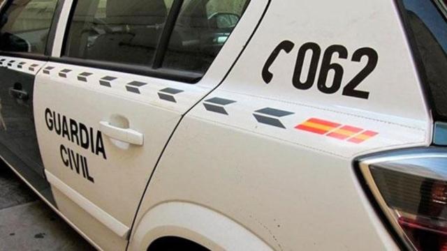 Un coche de la Guardia Civil, que ha detenido a los presuntos responsables de abuso sexual