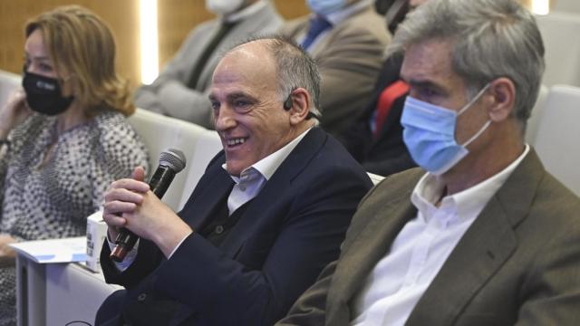 El presidente de la Liga, Javier Tebas, junto a Antonio Martín / EFE