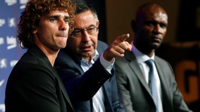 Griezmann con Bartomeu y Abidal / EFE