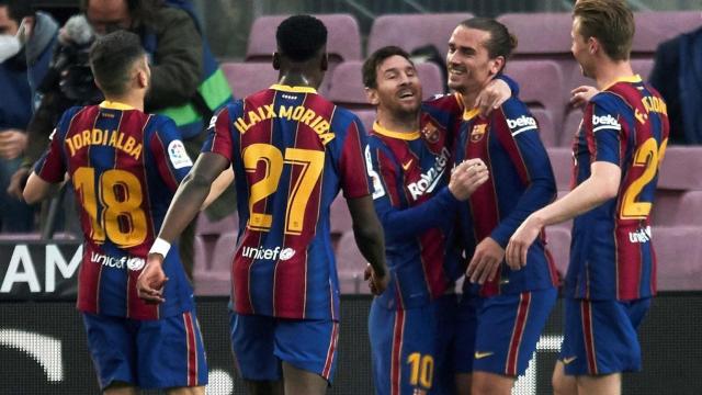 Leo Messi, Ilaix Moriba, Jordi Alba y De Jong celebran el gol de Griezmann al Granada / EFE
