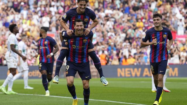 Gavi se sube a los hombres de Lewandowski tras el segundo gol del delantero polaco al Elche / EFE