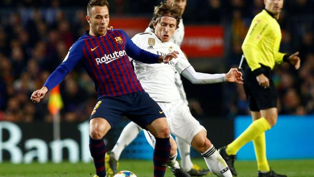 Arthur en una pugna con Modric en el último clásico / EFE