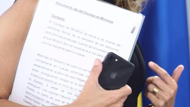 La vicepresidenta del Gobierno Yolanda Díaz con una carpeta transparente que permite leer los documentos que contiene / EDUARDO PARRA / EUROPA PRESS