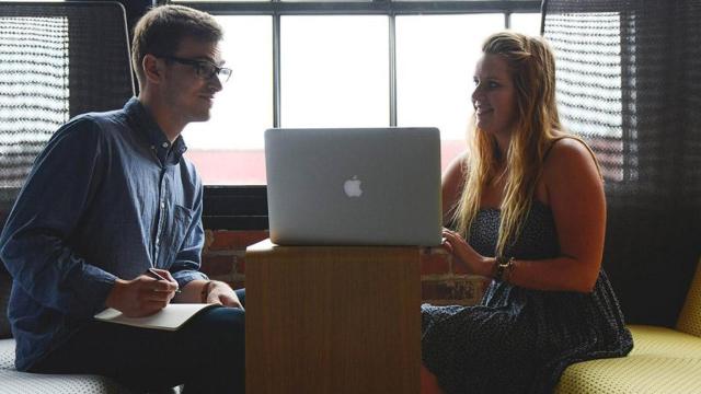 Dos empleados discuten sobre sus sueldos / PIXABAY